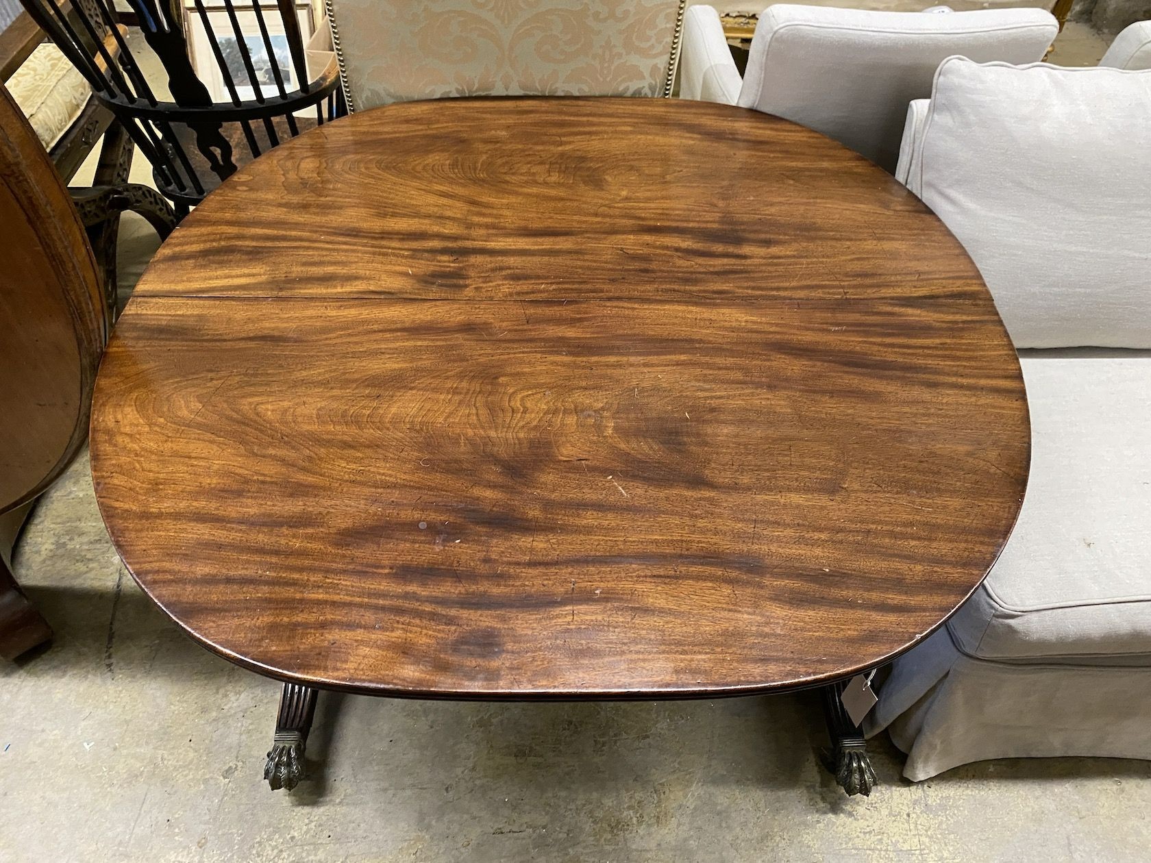 A George IV oval mahogany dining table (no leaves, altered), length 118cm, width 120cm, height 71cm